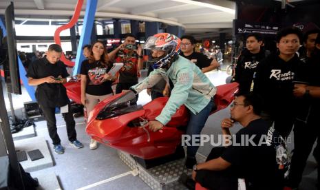 Pengunjung bermain simulator motor balap pada salah satu stand yang ada di Mandalika GP Hub di Main Atrium Cilandak Town Squere, Jakarta, Sabtu (9/9/2023). Mandalika GP Hub ini digelar untuk mempromosikan perhelatan MotoGP 2023 secara lebih luas dan langsung kepada masyarakat. Mandalika GP Hub menyajikan serangkaian acara, hiburan sekaligus juga informasi terkait penyelenggaraan MotoGP di Mandalika, Indonesia.