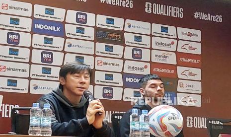 Pelatih timnas Indonesia, Shin Tae-yong dan Sandy Walsh di Stadion Utama Gelora Bung Karno, Jakarta, Rabu (20/3/2024). 