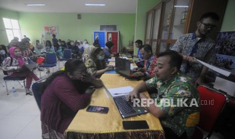 Suasana Penerimaan Peserta Didik Baru (PPDB) di Posko Pelayanan PPDB 2023 di SMA Negeri 70 Jakarta. Kopaja mengeklaim sistem PPDB di DKI Jakarta diskriminatif dan melanggar hak anak.