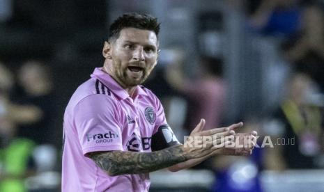 Penyerang Inter Miami Lionel Messi memberikan semangat kepada rekan setimnya pada pertandingan Piala Liga vs Cruz Azul Stadion DRV PNK di Fort Lauderdale, Florida, Amerika Serikat, Jumat (21/7/2023).