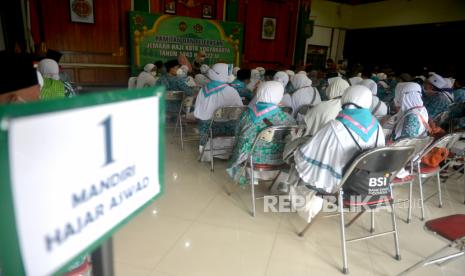 Jamaah calon haji asal Kota Yogyakarta mengikuti acara pelepasan di Balai Kota Yogyakarta, Kamis (16/6/2022). Sebanyak 156 jamaah calon haji asal Kota Yogyakarta diberangkatkan menuju Asrama Haji Donohudan. Calhaj ini nanti akan bergabung dengan kloter 20 Embarkasi Solo dan akan berangkat menuju Madinah pada Jumat (17/6/2022) esok.