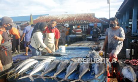 Pedagang berjualan ikan di tempat pelelangan ikan Jembatan Puri Kota Sorong, Papua Barat, Rabu (27/5/2020). Usai dinyatakan sebagai zona merah penularan COVID-19 oleh pemerintah Kota Sorong, penjualan di pasar ikan mengalami penurunan yang signifikan dan kini mulai berangsur normal usai dilakukan beberapa upaya pencegahan penularan seperti aturan wajib penggunaan masker