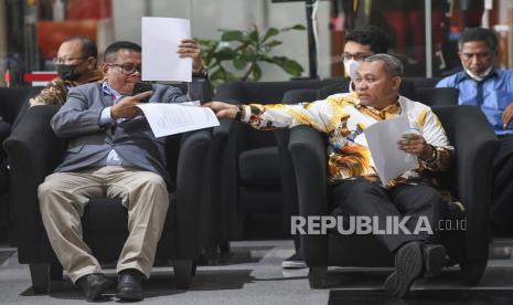 Kuasa hukum Gubernur Papua Lukas Enembe, Aloysius Renwarin (kiri) dan Stefanus Roy Rening (kanan) menyiapkan berkas di Gedung Merah Putih KPK, Jakarta, Jumat (23/9/2022). Kuasa hukum Lukas Enembe mengatakan, kehadirannya untuk memberitahu tentang kondisi kesehatan dari Lukas Enembe yang sebelumnya telah ditetapkan sebagai tersangka oleh KPK terkait kasus korupsi. 