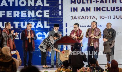 Menteri Luar Negeri Retno Marsudi disaksikan Dirjen Hak Asasi Manusia Kemenkumham Dhahana Putra (kiri), Imam Besar Masjid Istiqlal Nasaruddin Umar (tengah), Direktur Eksekutif Institut Leimena Matius Ho (ketiga kanan), Secretary General of the Higher Committee of Human Fraternity Uni Emirat Arab Khalid Al Ghaith (kedua kiri), Program Director Templeton Religion Trust Iqbal Akhtar (kanan), dan Anggota Perkumpulan Institut Leimena Theo L Sambuaga (kedua kanan) memukul gong pada pembukaan Konferensi Internasional Literasi Keagamaan Lintas Budaya (LKLB) di Jakarta, Rabu (10/7/2024). Konferensi internasional yang dihadiri lebih dari 160 peserta dari dalam dan luar negeri tersebut bertujuan untuk memperkokoh modalitas Indonesia akan nilai-nilai toleransi, moderasi beragama, dan penghargaan terhadap kemajemukan serta mempromosikan nilai-nilai LKLB dalam komunitas negara ASEAN. 