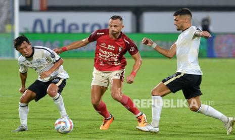 Pesepak bola RANS Nusantara Mitsuru Maruoka (kiri) dan Francisco Carneiro (kanan) berebut bola dengan pesepak bola Bali United Ilija Spasojevic (tengah) saat pertandingan Liga 1 2023/2024 di Stadion Kapten I Wayan Dipta, Gianyar, Bali, Jumat (15/9/2023). RANS Nusantara mengalahkan tuan rumah Bali United dengan skor 2-1.  