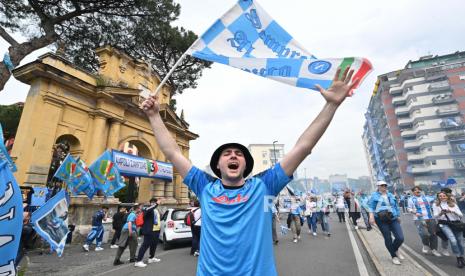 Perayaan suporter Napoli jelang pertandingan sepak bola Serie A Liga Italia antara Napoli vs Salernitana di Stadion Diego Armando Maradona, Naples, Italia, Ahad, (30/4/2023).