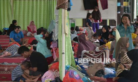 Sejumlah warga perumahan Villa Kencana mengungsi di Masjid Arrayan akibat banjir di Karang Bahagia, Cikarang Utara, Kabupaten Bekasi, Selasa (28/2/2023). 