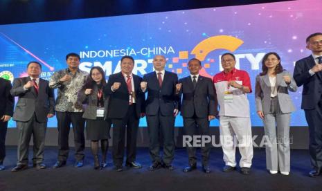 Menteri Investasi Bahlil Lahadalia didampingi Ketua Kadin Indonesia Komite Tiongkok (KIKT) Garibaldi Thohir membuka Indonesia-China Smart City Technology and Investment Expo 2023 di Hotel Shangri-La, Jakarta, Rabu (24/5/2023).