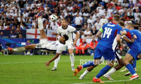 Pemain Inggris Jude Bellingham melakukan tendangan salto ke gawang Slovekia pada pertandingan babak 16 besar di Veltins Arena, Gelsenkirchen, Senin (1/7/2024) dini hari WIB. Gol salto spektakuler Jude Bellingham di menit ke-95 menyelamatkan Inggris dari kekalahan dan memaksa kedua tim bermain di babak tambahan waktu. Sebelumnya Slovekia unggul lebih dahulu di menit ke-25 lewat gol Ivan Schranz. Pada babak perpanjangan waktu, Harry Kane mencetak gol kemenangan dan membawa Inggris maju ke babak perempat final Piala EURO 2024.