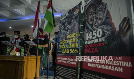 Perwakilan Komite Kemanusiaan Internasional Pembebasan Palestina (KKIPP) membacakan deklarasi saat kegiatan Gerakan Pembebasan Palestina di Bandung, Jawa Barat, Jumat (28/5/2021). Kegiatan tersebut sebagai bentuk perjuangan masyarakat sipil Indonesia dalam dukungan untuk Palestina sekaligus penyaluran donasi sebesar Rp2.4 miliar yang akan dikirim langsung ke rakyat Palestina. 