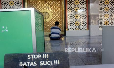 Seorang jamaah berdoa usai melaksanakan Shalat Duhur di teras Masjid Quba Kota Sorong, Papua Barat. Sorong dan dua daerah lain di Papua, yakni Fakfak dan Mimika, mengajukan status Pembatasan Sosial Berskala Besar (PSBB) ke pemerintah pusat.