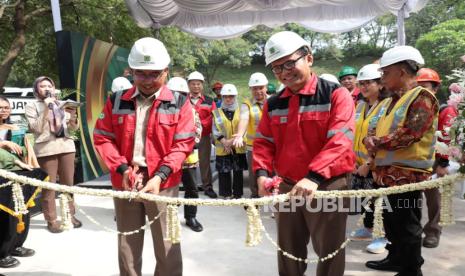 Direktur Utama Pupuk Kujang, Maryono dan Direktur Operasi dan Produksi Pupuk Kujang, Robert Sarjaka, saat meresmikan pabrik dry ice di Kawasan Industri Pupuk Kujang, Rabu (17/4/2024). 