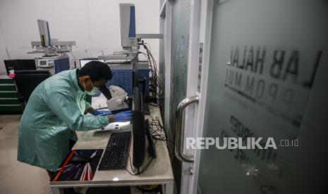 Petugas saat melakukan pengujian sampel di Laboratorium LPPOM MUI, Kota Bogor, Jawa Barat, Selasa (25/1/2022). Laboratorium LPPOM MUI merupakan laboratorium pengujian halal yang memiliki akreditasi dari Komite Akreditasi Nasional (KAN) berupa sertifikat ISO 17025 untuk menjalankan tugas MUI dalam menjaga ketentraman umat melalui mengkonsumsi makanan, obat dan kesmetika yang jelas kehalalannya. Republika/Putra M. Akbar