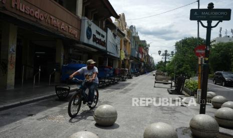 Suasana sepi kawasan wisata Malioboro, Yogyakarta, Senin (6/4/2020). Malioboro yang merupakan destinasi wisata andalan di Yogyakarta itu sepi pengunjung sejak beberapa pekan terakhir akibat pandemi COVID-19