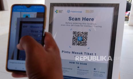 Wisatawan melakukan scan QR Code sertifikat vaksin COVID-19 melalui aplikasi PeduliLindungi. Masyarakat diminta berhati-hati saat menyerahkan data ke aplikasi.