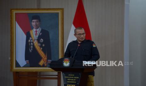 Ketua KPU Hasyim Asyari memberikan sambutan dalam acara Penyerahan Data Penduduk Potensial Pemilih Pemilu (DP4) di Kantor KPU RI, Jakarta, Rabu (14/12/2022). DP4 tersebut digunakan sebagai bahan penyusunan daftar pemilih untuk Pemilu 2024. Republika/Prayogi. 