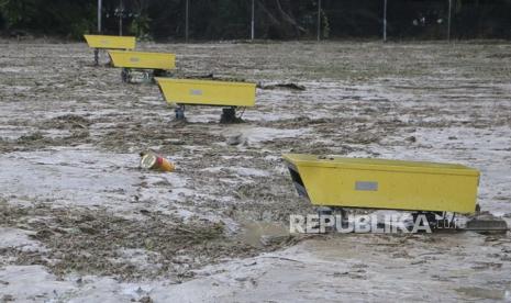 Lumpur akibat banjir bandang menutupi landasan pacu Bandara Andi Jemma Masamba, Luwu Utara, Selasa (14/7/2020). Banjir bandang yang terjadi pada Senin (13/7/2020) tersebut mengakibatkan sejumlah fasilitas bandara terendam banjir dan berdampak pada lumpuhnya operasional penerbangan. ANTARA FOTO/HO/dok Kemenhub/wpa/hp.