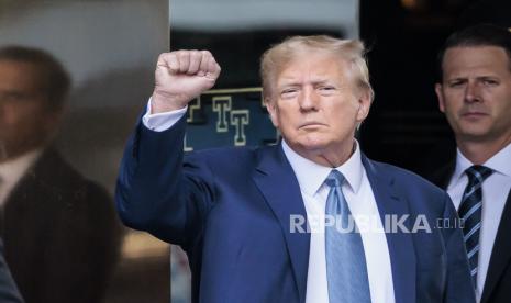 Mantan Presiden Amerika Serikat (AS) Donald Trump mengatakan akan bertemu dengan Presiden Rusia Vladimir Putin dan mitranya dari Ukraina, Vladimir Zelenskyy, untuk mengakhiri konflik di Ukraina.