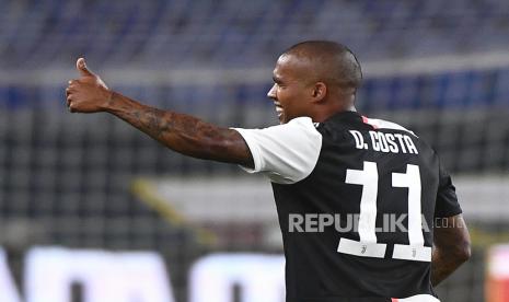  Douglas Costa 