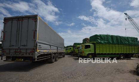 Sejumlah truk pengangkut logistik tujuan Sumatera antre menunggu giliran masuk kapal ferry di Dermaga 3 Pelabuhan Merak Banten, Rabu (20/5/2020). Menurut data PT ASDP Merak hingga Rabu (20/5) atau H - 4 menjelang lebaran jumlah angkutan logistik berbagai barang kebutuhan dari Jawa ke Sumatera mencapai 22