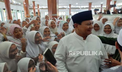 Capres Prabowo Subianto menyapa para santri di Pesantren Miftahul Huda, Kecamatan Manonjaya, Kabupaten Tasikmalaya, Sabtu (2/12/2023).