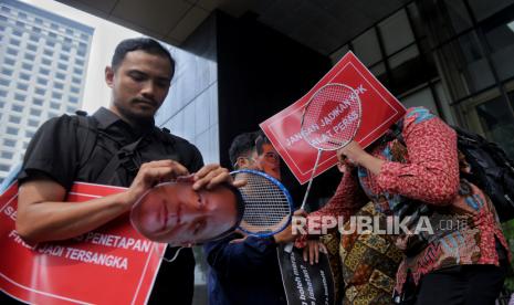 Koalisi Masysrakat Sipil Anti Korupsi menggelar aksi di depan Gedung Merah Putih KPK, Jakarta, Kamis (23/11/2023). Aksi tersebut merupakan bentuk dukungan terhadap Kepolisian untuk mengungkap kasus pemerasan yang dilakukan Ketua KPK Firli Bahuri kepada tersangka mantan Menteri Pertanian Syahrul Yasin Limpo (SYL). Dalam aksinya massa membawa sejumlah atribut seperti topeng berwajah Firli Bahuri dan tersangka mantan Menteri Pertanian Syahrul Yasin Limpo (SYL), raket dan kok bulu tangkis, karangan bunga hingga gerobak nasi goreng. Sejumlah mantan pegawai KPK yang disingkirkan karena tak lolos Tes Wawasan kebangsaan (TWK) turut hadir dalam aksi tersebut, juga mantan Pimpinan KPK seperti Abraham Samad hingga Bambang Widjojanto dan mantan penyidik senior KPK, Novel Baswedan. Selain itu, mereka juga menggelar aksi potong rambut massal yangbdiikuti sejumlah masa aksi dan eks Pimpinan KPK. Untuk diketahui, Ketua KPK Firli Bahuri telah ditetapkan sebagai tersangka oleh Polda Metro Jaya, karena diduga melakukan pemerasan kepada SYL