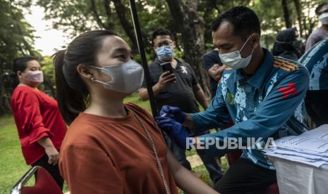 Tenaga kesehatan menyuntikkan vaksin COVID-19 dosis  penguat (booster) kepada warga di Lapangan Banteng, Jakarta, Sabtu (16/4/2022). Dalam rangka percepatan vaksinasi untuk wilayah Jabodetabek, Polri menargetkan satu minggu sebelum lebaran vaksinasi booster sudah mencapai 50 persen, kemudian daerah tujuan mudik seperti Lampung, Jawa Tengah, Jawa Barat, Jawa Timur dan D.I. Yogyakarta ditargetkan sudah mencapai 30 persen.