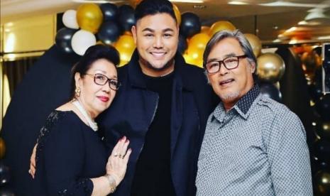 Ivan Gunawan bersama ayah dan ibunya. 