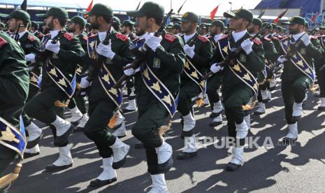  Pasukan Garda Revolusi paramiliter Iran berbaris selama parade militer memperingati dimulainya perang Irak-Iran 1980-88, di depan kuil mendiang pendiri revolusioner Ayatollah Khomeini, tepat di luar Teheran, Iran, Kamis, 22 September, 2022.