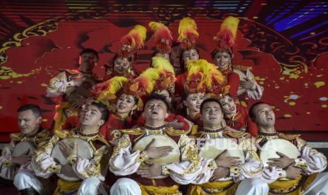 Rombongan Muqam dari Teater Seni Xinjiang menampilkan Tabuh Rebana dan Nyanyikan Lagu pada Festival Hijriah di Masjid Pusdai, Kota Bandung, Jawa Barat, Kamis (27/7/2023). Republika bekerja sama dengan Kamar Dagang dan Industri (Kadin) Indonesia Komite Tiongkok menggelar Festival Hijriah untuk menyambut tahun baru Islam 1 Muharram 1445 Hijriah. Festival yang diagendakan berlangsung dari 19 Juli hingga 10 Agustus di sembilan kota tersebut menampilkan tausiyah, pertunjukan budaya asli Muslim XInjiang dan bazar UMKM.