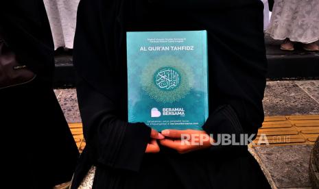 Peserta aksi dari Forum Ukhuwah Islamiyah (FUI) menerima Alquran gratis saat aksi damai di Tugu Pal Putih, Yogyakarta, Jumat (3/2/2023). Pada aksi damai ini FUI menyuarakan Aksi Bela Quran atas peristiwa pembakaran Al Quran oleh politikus ekstrem kanan Swedia-Denmark, Rasmus Paludan. Komisi HAM MUI Kecam Pembakaran Alquran di Denmark