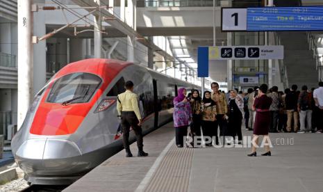 Penumpang kereta cepat Whoosh setibanya di Stasiun Tegalluar, Kabupaten Bandung.