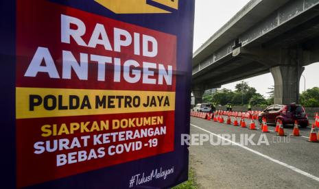 Sejumlah kendaraan saat diperiksa dokumen perjalanannya di Tol Jakarta-Cikampek kilometer 34 B, Cibatu, Bekasi, Jawa Barat, Ahad (16/5). Korlantas Polri memprediksi 1,5 juta orang kembali ke wilayah Jakarta, Bogor, Depok, Tangerang dan Bekasi (Jabodetabek) pada puncak arus balik Lebaran 2021. Republika/Putra M. Akbar