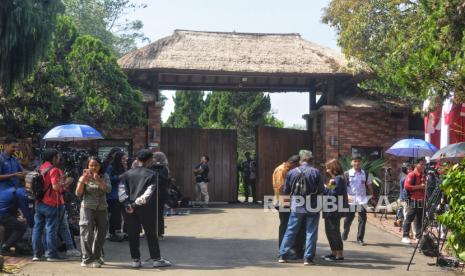 Para jurnalis menunggu di depan gerbang Padepokan Garuda Yaksa, Hambalang, Bogor, Jawa Barat, Rabu (16/10/2024), tempat pembekalan calon kabinet Prabowo-Gibran.