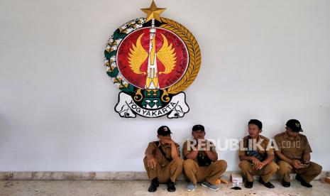 Paguyuban perangkat desa se-Daerah Istimewa Yogyakarta (DIY) menggelar aksi unjuk rasa di Gedung DPRD DIY, Yogyakarta, Kamis (26/1/2023). Mereka mendatangi DPRD DIY menolak rencana revisi Undang-Undang No 6 Tahun 2014 tentang Desa. Selain itu, mereka juga meminta masa jabatan tidak disesuaikan dengan kepala desa dan masa kerja perangkat desa sampai 60 tahun.