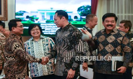 ATR Minister/BPN Chief Agus Harimurti Yudhoyono (second right) shakes hands with Presidential Chief of Staff Moeldoko (left) witnessed by LHK Minister Siti Nurbaya (second left) and Menkopolhukam Hadi Tjahjanto before the Plenary Cabinet Meeting at the State Palace, Jakarta, Monday (26/2/2024). For the first time, Democratic Party General Chairman Agus Harimurti Yudhoyono attended a Plenary Cabinet Session led by President Joko Widodo after he was sworn in as ATR Minister/Head of BPN.