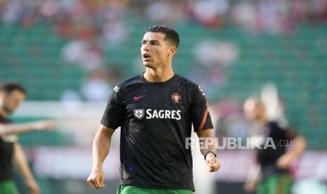 Pemain Portugal Cristiano Ronaldo melakukan pemanasan sebelum dimulainya pertandingan sepak bola UEFA Nations League antara Portugal dan Republik Ceko, di Stadion Jose Alvalade di Lisbon, Kamis, 9 Juni 2022.