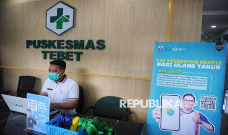 Petugas beraktivitas di Puskesmas Tebet, Jakarta, Ahad (9/2/2025). Dinas Kesehatan DKI Jakarta menyatakan sebanyak 44 puskesmas siap memberikan program Cek Kesehatan Gratis (CKG) yang resmi akan dimulai secara nasional pada 10 Februari 2025. Guna memastikan kelancaran program ini, Pemprov DKI telah melakukan visitasi serta persiapan fasilitas kesehatan dan tenaga medis. Program ini bertujuan untuk meningkatkan kualitas kesehatan masyarakat Indonesia dan mengurangi beban penyakit yang bisa dicegah.