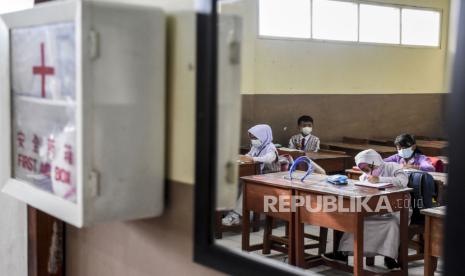 Sejumlah siswa mengikuti kegiatan belajar mengajar saat simulasi pembelajaran tatap muka (PTM).