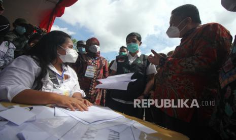 Wakil Menteri Kesehatan Dante Saksono Harbuwono (kedua kanan) didampingi Pelaksana Tugas (Plt) Wali Kota Surabaya Whisnu Sakti Buana meninjau pelaksanaan vaksinasi COVID-19 di Surabaya, Jawa Timur, Minggu (31/1/2021). Kehadiran Wamenkes dalam rangka membuka dan meninjau secara langsung pelaksanaan vaksinasi COVID-19 kepada tenaga kesehatan di Surabaya.   Wakil Menteri Kesehatan (Wamenkes) Dante Saksono Harbuwono menyebutkan, sebanyak 6 juta penduduk Indonesia telah mendapatkan vaksinasi Covid-19 hingga Kamis (25/3).