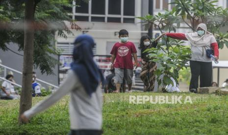 Sholat Tarawih di Wisma Atlet Ikuti Protokol Kesehatan. Pasien positif Covid-19 yang berstatus OTG (Orang Tanpa Gejala) saat beraktivitas di RSDC Wisma Atlet, Jakarta, Selasa (26/1). Data Satgas Covid-19 pada Selasa (26/1) mencatat kasus positif di Indonesia bertambah 13.094 sehingga total kasus positif bertambah menjadi 1.012.350 kasus COVID-19 di Tanah Air dari terhitung sejak 2 Maret 2020. Republika/Putra M. Akbar