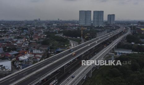 Sejumlah kendaraan melintas di ruas Tol Layang MBZ (Mohamed Bin Zayed) di Bekasi, Jawa Barat.