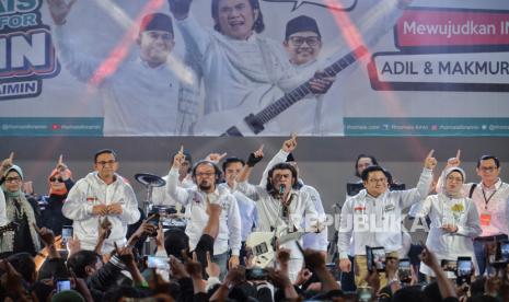 Capres dan cawapres nomor urut 1 Anies Baswedan dan Muhaimin Iskandar bersama musisi legendaris Rhoma Irama bernyanyi bersama saat acara acara Deklarasi dukungan terhadap AMIN di JIExpo Kemayoran, Jakarta, Senin (30/1/2024).  Desak dan Slepet AMIN kali ini berdialog dengan kaum buruh dan para pengemudi ojek online. Pada kesempatan yang sama, musisi legendaris Rhoma Irama turut hadir sekaligus mendeklarasikan dukungannya untuk pasangan capres dan cawapres Anies Baswedan Muhaimin Iskandar pada Pemilu 2024.