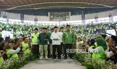 Wapres RI ke-10 dan ke-12 Jusuf Kalla saat menemani cawapres nomor urut 1 Muhaimin Iskandar berkampanye di Surabaya, Jawa Timur, Rabu (10/1/2024). 