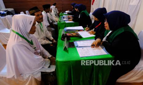 Sejumlah pasangan pengantin mengikuti prosesi sidang isbat pernikahan dalam acara nikah massal di Rumah Radakng, Pontianak, Kalimantan Barat, Senin (14/8/2023). Dalam kesempatan tersebut digelar prosesi akad nikah, itsbat pernikahan serta pencatatan perkawinan bagi ratusan pasangan asal Kota Pontianak dan Kabupaten Kubu Raya guna melegalkan status pernikahan mereka sekaligus merapikan administrasi kependudukan di daerah setempat. 