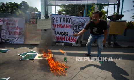 Massa yang tergabung dalam Forum Cik Di Tiro melakukan aksi di depan Universitas Aisyiyah, Sleman, DI Yogyakarta, Sabtu (27/7/2024). Dalam aksinya mereka meminta kepada Pimpinan Pusat Muhammadiyah menolak pemberian izin tambang batubaru untuk ormas keagamaan. 