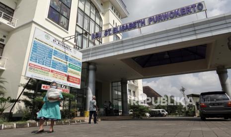 Suasana pelayanan masih berjalan normal meskipun ruang pelayanan IGD ditutup oleh pihak RSU ST.Elisabeth Purwokerto, Banyumas, Jateng, Jumat (18/6/2021). RSU ST.Elisabeth Purwokerto, Banyumas, Jateng, menutup pelayanan instalasi gawat darurat (IGD), Poli Umum, Poli Gigi, Poli Spesialis Reumatologi, dan Satelit Farmasi IGD, selama satu pekan, terkait 17 nakesnya terkonfirmasi positif COVID-19. 