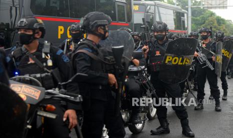 Petugas Kepolisian memblokade massa pendukung Habib Rizieq Shihab saat akan menuju Pengadilan Negeri Jakarta Timur di Jalan I Gusti Ngurah Rai, Jakarta, beberapa waktu lalu.