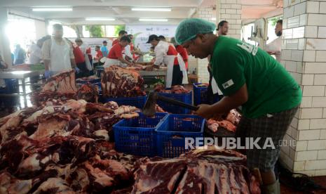 Panitia memotong daging hewan kurban yang telah disembelih di Rumah Potong Hewan (RPH) Masjid Istiqlal, Jakarta, Sabtu (1/7/2023). Ini tips menyimpan daging kurban.