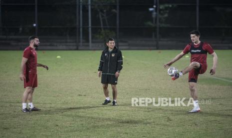 Pemain Timnas Indonesia Elkan Baggott (kanan) bersama Jordi Amat (kiri) mengikuti latihan di lapangan latih Jakarta International Stadium (JIS), Jakarta, Kamis (23/3/2023).